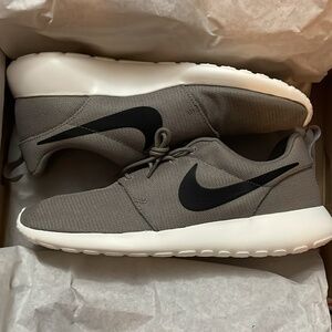 Men’s Nike Roshe One Taupe 9.5